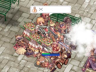 座ってる